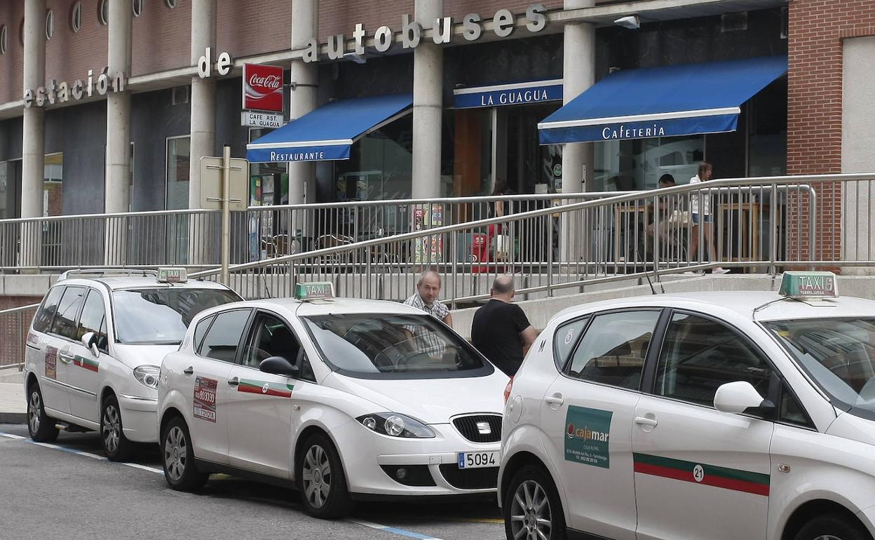 Torrelavega creará ayudas para el cambio de taxis a vehículos más ecológicos