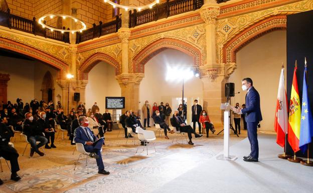 Sánchez garantiza en Cantabria que la vacunación será equitativa en toda España «se viva donde se viva»