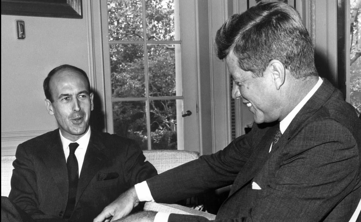 1962. Giscard d'Estaing, entonces ministro de Finanzas, conversa con el presidente John F. Kennedy.