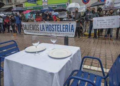 Imagen secundaria 1 - Los hosteleros piden la dimisión del consejero de Sanidad por el «daño» causado al sector