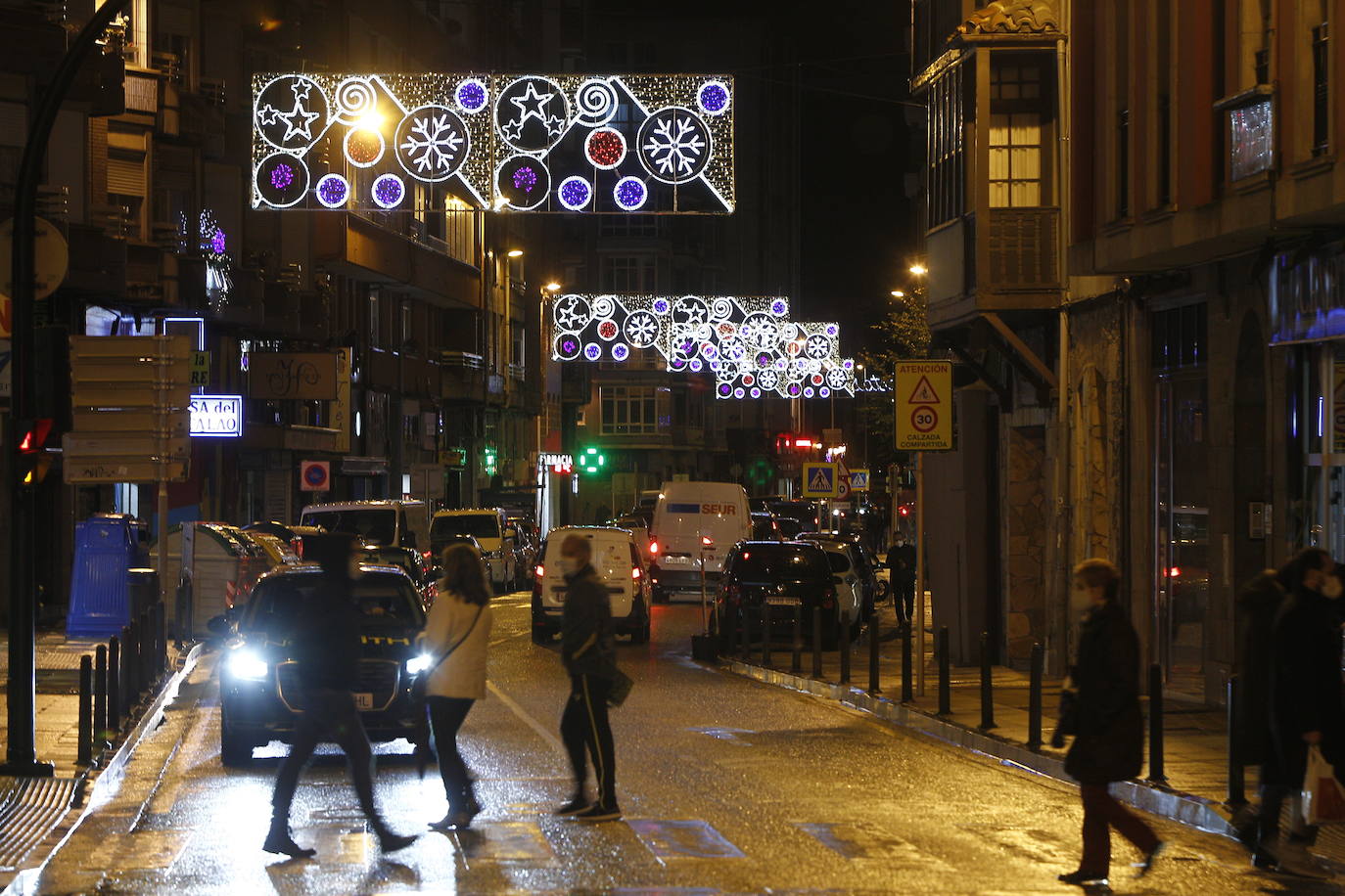 Las luces de Navidad iluminan Torrelavega