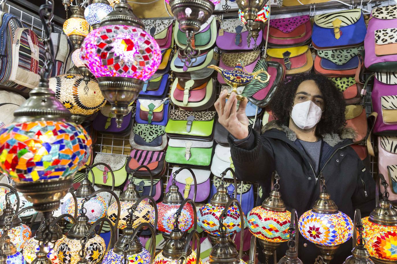 Apetece recorrer y observar los puestos de este mercado que ya es un fijo en la Navidad santanderina. Ubicado en el centro de la ciudad en un entorno privilegiado y en el que se respira el espíritu de estas fiestas. En la Plaza Porticada hay instaladas, a falta de la habitual pista de patinaje de hielo, varias atracciones para los más pequeños. En el Paseo de Pereda, el Consistorio santanderino ha instalado un espectacular alumbrado, junto a los grandes árboles que presiden la Plaza del Ayuntamiento y el comienzo de los Jardines de Pereda. Luz, color y un gran ambiente.