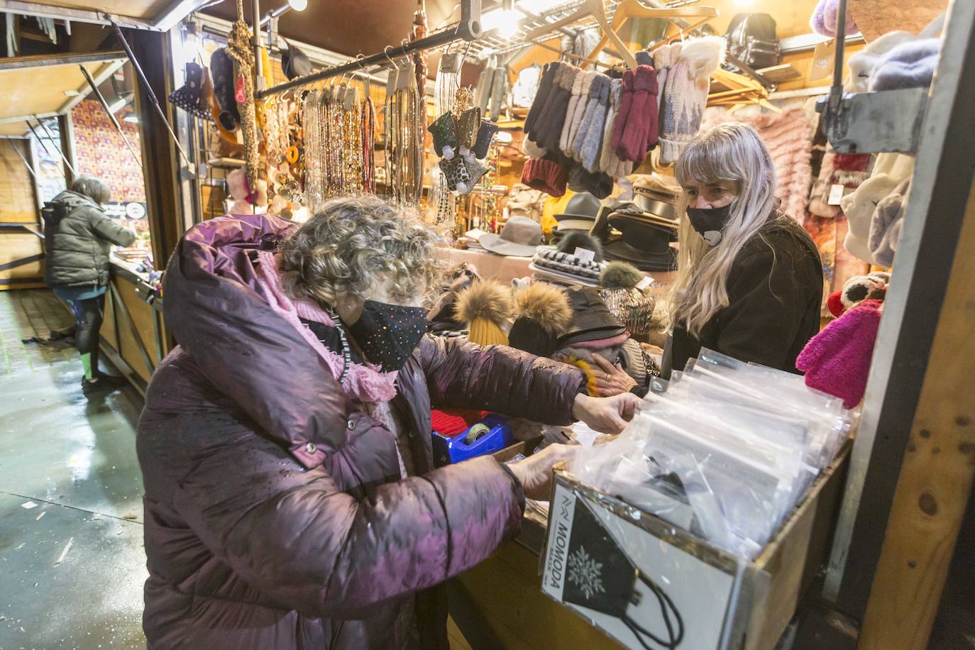 Apetece recorrer y observar los puestos de este mercado que ya es un fijo en la Navidad santanderina. Ubicado en el centro de la ciudad en un entorno privilegiado y en el que se respira el espíritu de estas fiestas. En la Plaza Porticada hay instaladas, a falta de la habitual pista de patinaje de hielo, varias atracciones para los más pequeños. En el Paseo de Pereda, el Consistorio santanderino ha instalado un espectacular alumbrado, junto a los grandes árboles que presiden la Plaza del Ayuntamiento y el comienzo de los Jardines de Pereda. Luz, color y un gran ambiente.