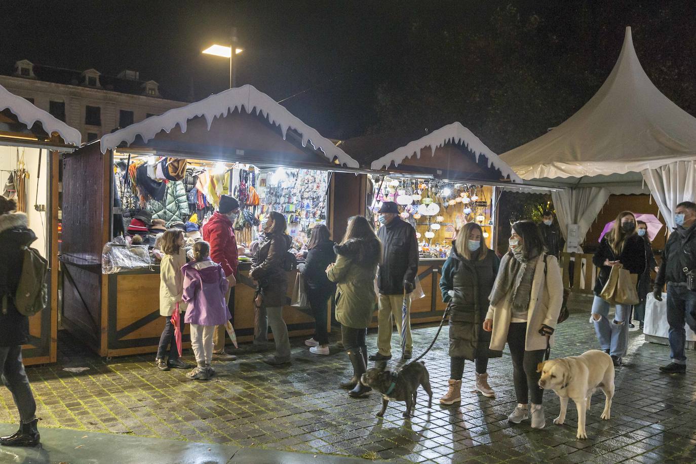 Apetece recorrer y observar los puestos de este mercado que ya es un fijo en la Navidad santanderina. Ubicado en el centro de la ciudad en un entorno privilegiado y en el que se respira el espíritu de estas fiestas. En la Plaza Porticada hay instaladas, a falta de la habitual pista de patinaje de hielo, varias atracciones para los más pequeños. En el Paseo de Pereda, el Consistorio santanderino ha instalado un espectacular alumbrado, junto a los grandes árboles que presiden la Plaza del Ayuntamiento y el comienzo de los Jardines de Pereda. Luz, color y un gran ambiente.