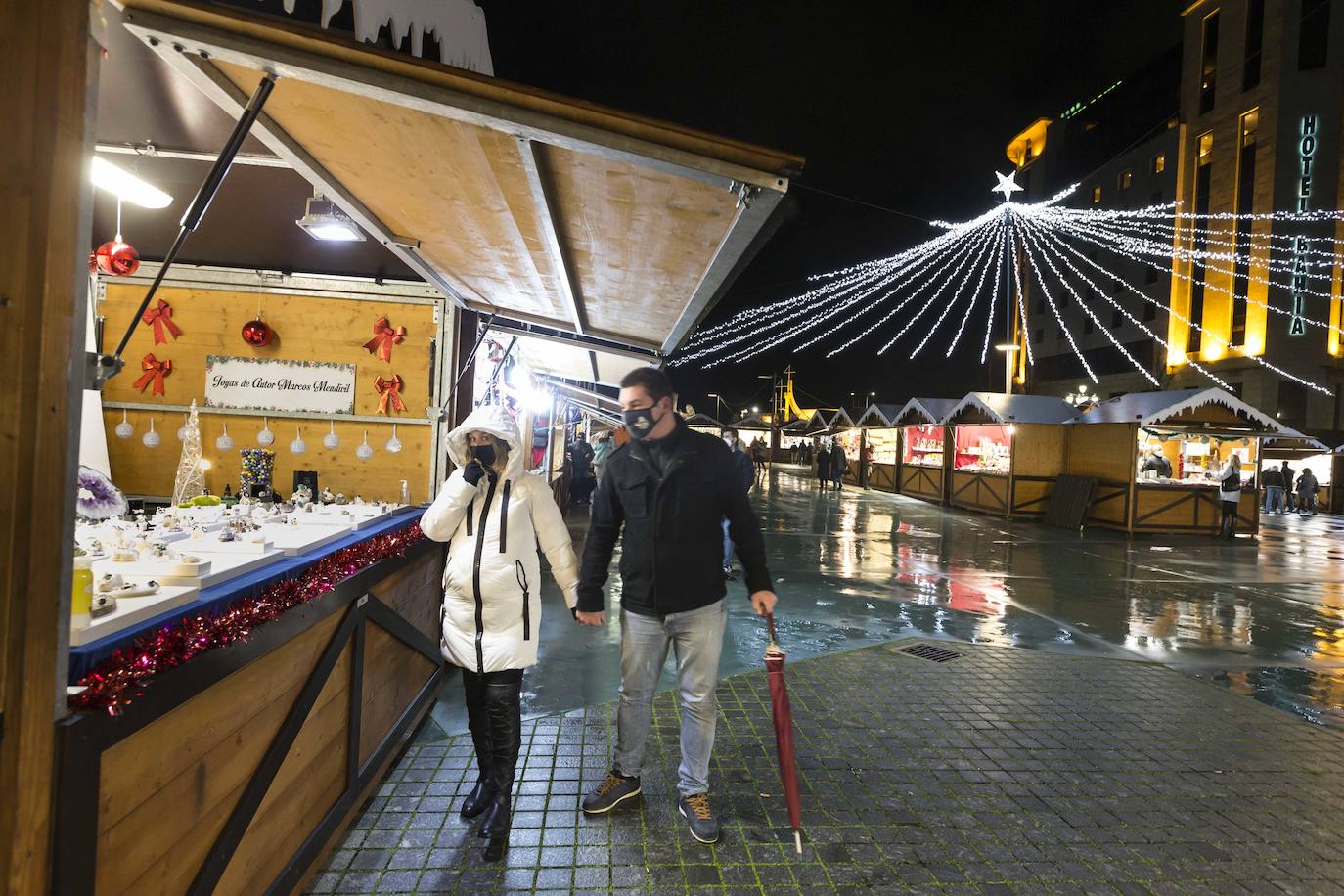 Apetece recorrer y observar los puestos de este mercado que ya es un fijo en la Navidad santanderina. Ubicado en el centro de la ciudad en un entorno privilegiado y en el que se respira el espíritu de estas fiestas. En la Plaza Porticada hay instaladas, a falta de la habitual pista de patinaje de hielo, varias atracciones para los más pequeños. En el Paseo de Pereda, el Consistorio santanderino ha instalado un espectacular alumbrado, junto a los grandes árboles que presiden la Plaza del Ayuntamiento y el comienzo de los Jardines de Pereda. Luz, color y un gran ambiente.