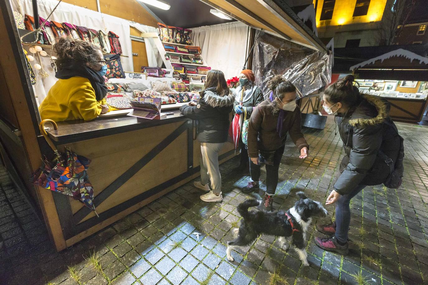 Apetece recorrer y observar los puestos de este mercado que ya es un fijo en la Navidad santanderina. Ubicado en el centro de la ciudad en un entorno privilegiado y en el que se respira el espíritu de estas fiestas. En la Plaza Porticada hay instaladas, a falta de la habitual pista de patinaje de hielo, varias atracciones para los más pequeños. En el Paseo de Pereda, el Consistorio santanderino ha instalado un espectacular alumbrado, junto a los grandes árboles que presiden la Plaza del Ayuntamiento y el comienzo de los Jardines de Pereda. Luz, color y un gran ambiente.