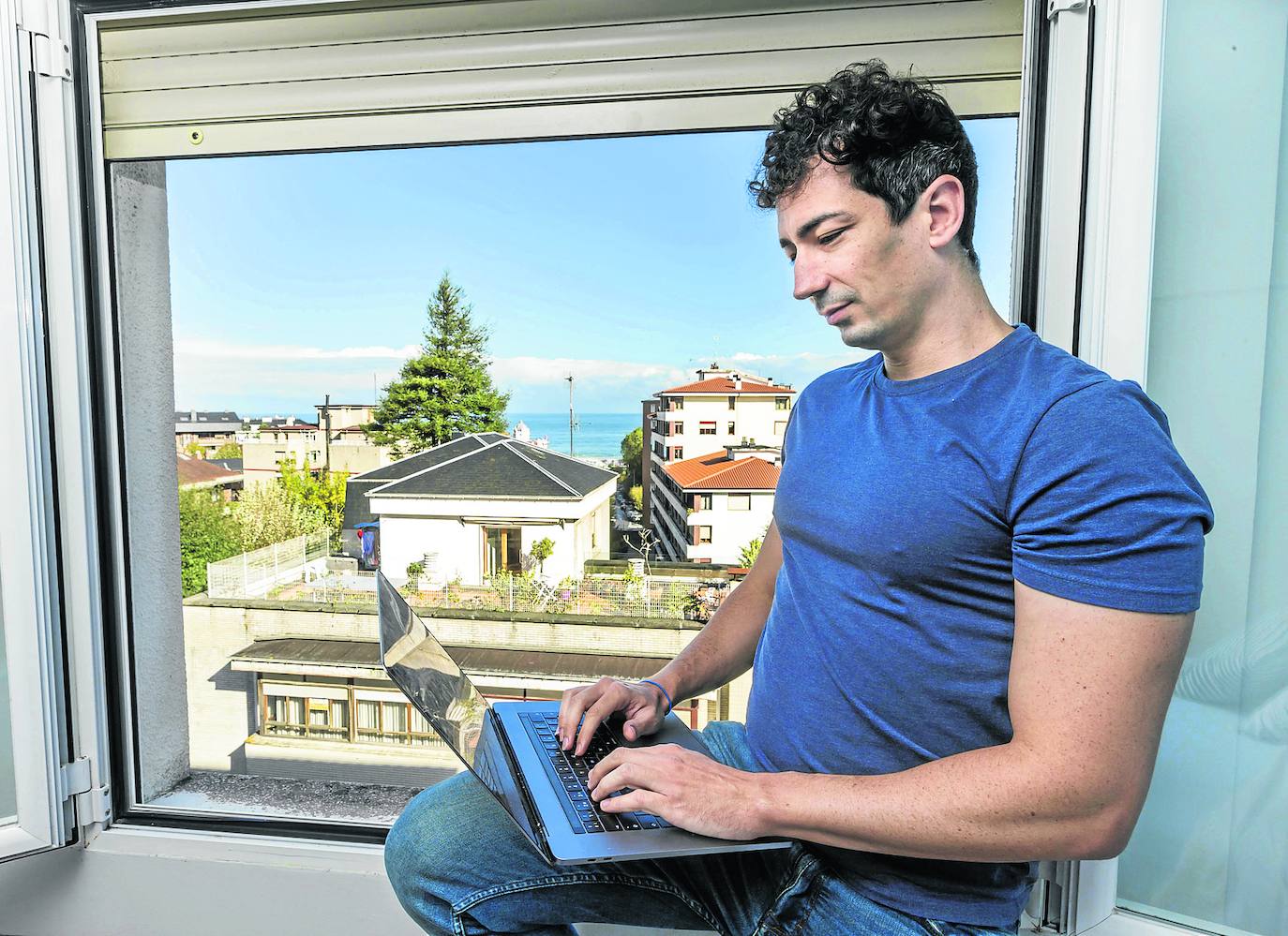 El madrileño Jesús Granados, ingeniero informático que se ha instalado en Santander. Desde El Sardinero teletrabaja cerca del mar. 