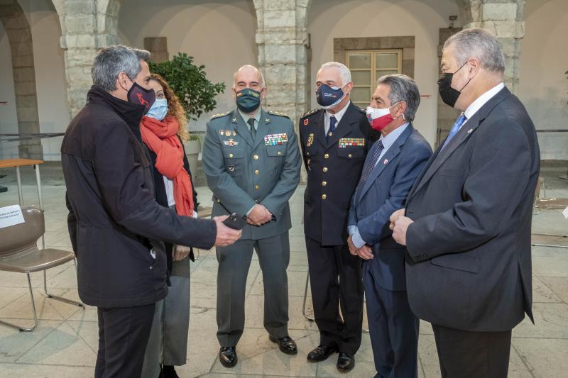 El presidente de Cantabria, Miguel Ángel Revilla, el vicepresidente y consejero de Universidades, Igualdad, Cultura y Deporte, Pablo Zuloaga, y varios consejeros del Ejecutivo cántabro han asistido hoy al acto celebrado en el patio central del Parlamento para conmemorar el 42 aniversario de la Constitución Española, en un acto restringido con el objetivo de dar cumplimiento a las exigencias sanitarias derivadas de la pandemia.