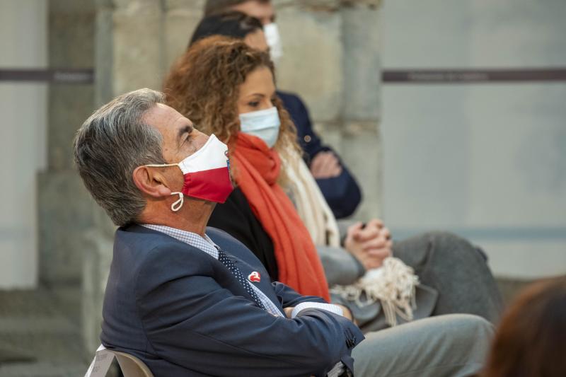 El presidente de Cantabria, Miguel Ángel Revilla, el vicepresidente y consejero de Universidades, Igualdad, Cultura y Deporte, Pablo Zuloaga, y varios consejeros del Ejecutivo cántabro han asistido hoy al acto celebrado en el patio central del Parlamento para conmemorar el 42 aniversario de la Constitución Española, en un acto restringido con el objetivo de dar cumplimiento a las exigencias sanitarias derivadas de la pandemia.