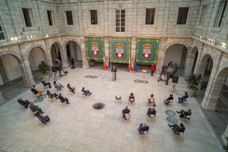 El presidente de Cantabria, Miguel Ángel Revilla, el vicepresidente y consejero de Universidades, Igualdad, Cultura y Deporte, Pablo Zuloaga, y varios consejeros del Ejecutivo cántabro han asistido hoy al acto celebrado en el patio central del Parlamento para conmemorar el 42 aniversario de la Constitución Española, en un acto restringido con el objetivo de dar cumplimiento a las exigencias sanitarias derivadas de la pandemia.