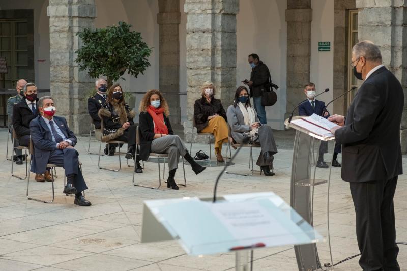 El presidente de Cantabria, Miguel Ángel Revilla, el vicepresidente y consejero de Universidades, Igualdad, Cultura y Deporte, Pablo Zuloaga, y varios consejeros del Ejecutivo cántabro han asistido hoy al acto celebrado en el patio central del Parlamento para conmemorar el 42 aniversario de la Constitución Española, en un acto restringido con el objetivo de dar cumplimiento a las exigencias sanitarias derivadas de la pandemia.