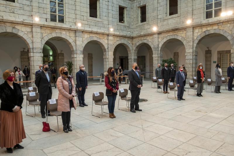 El presidente de Cantabria, Miguel Ángel Revilla, el vicepresidente y consejero de Universidades, Igualdad, Cultura y Deporte, Pablo Zuloaga, y varios consejeros del Ejecutivo cántabro han asistido hoy al acto celebrado en el patio central del Parlamento para conmemorar el 42 aniversario de la Constitución Española, en un acto restringido con el objetivo de dar cumplimiento a las exigencias sanitarias derivadas de la pandemia.