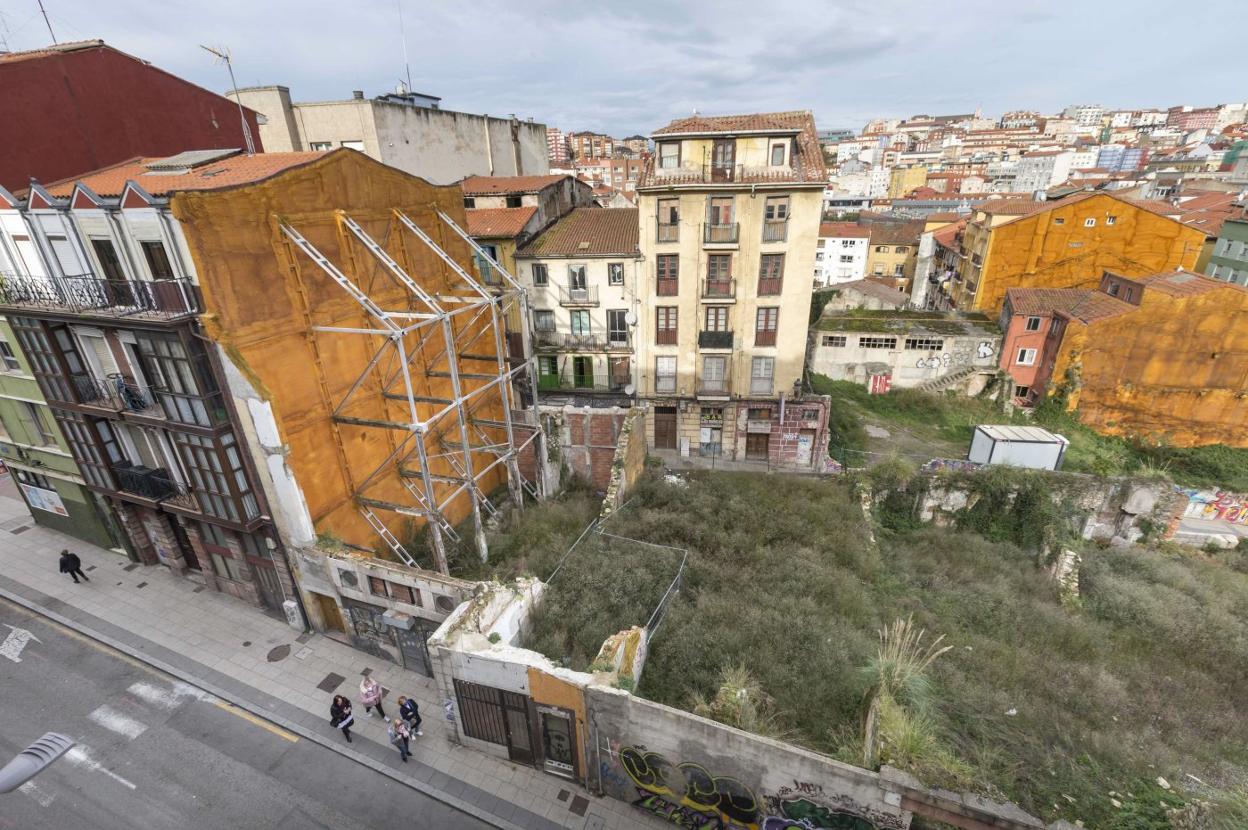 Vista desde las alturas de varios solares vacíos del Cabildo de Arriba, donde hace años se erigían varios edificios. 