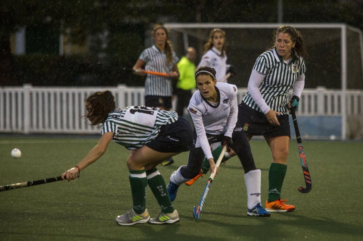 El derbi cántabro se vivió con mucha intensidad a pesar de no contar con público ayer en el Complejo Municipal Ruth Beitia. 