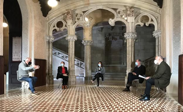 El debate fue grabado en el noble edificio de la Pontificia, sede de la Fundación Comillas y del Ciese. De izquierda a derecha, Fernando Isasi, Carmen Delgado Viñas, Paula Fernández, Jorge Fernández de Caleya y José Luis Pérez, que moderó el encuentro. 