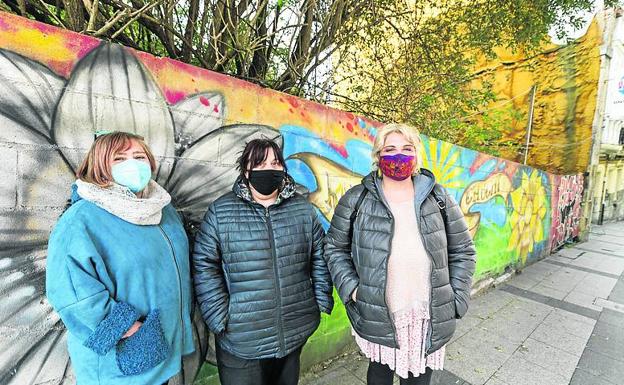 Lucía, Marta y Rebeca posan junto al solar donde vivían las víctimas. 