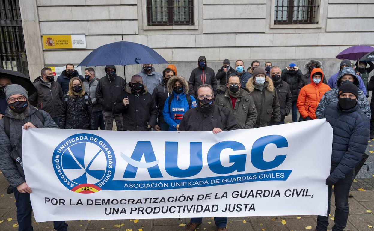 Concentración de agentes frente a la Delegación del Gobierno en Cantabria.