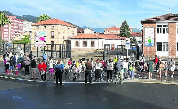 Acceso al colegio La Salle de Los Corrales de Buelna. 