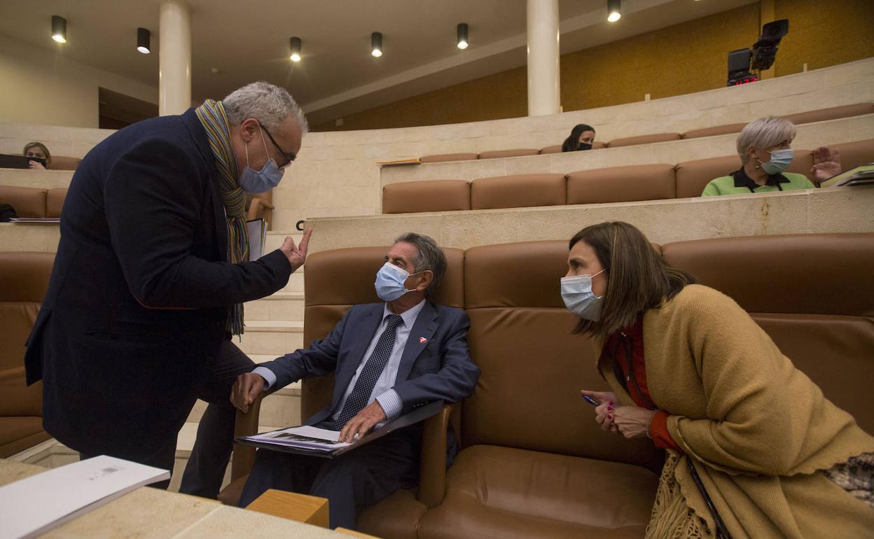 Los regionalistas Pedro J. Hernando, Miguel Ángel Revilla y Paula Fernández, este lunes, en el Pleno. 