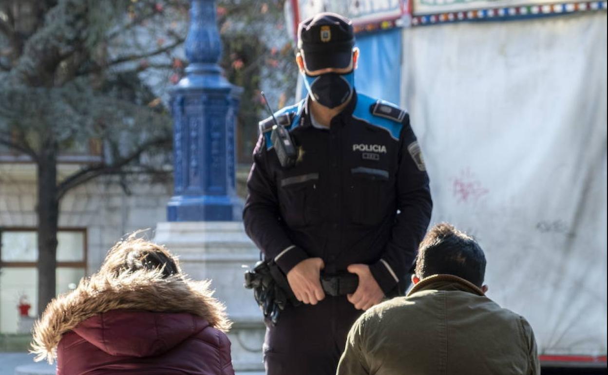 Un miembro de la Policía Local de Santander, de patrulla.