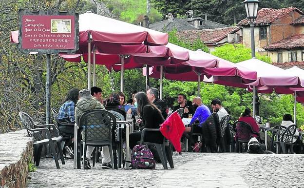 Clientes en una terraza del popular barrio del Sol de la villa. 