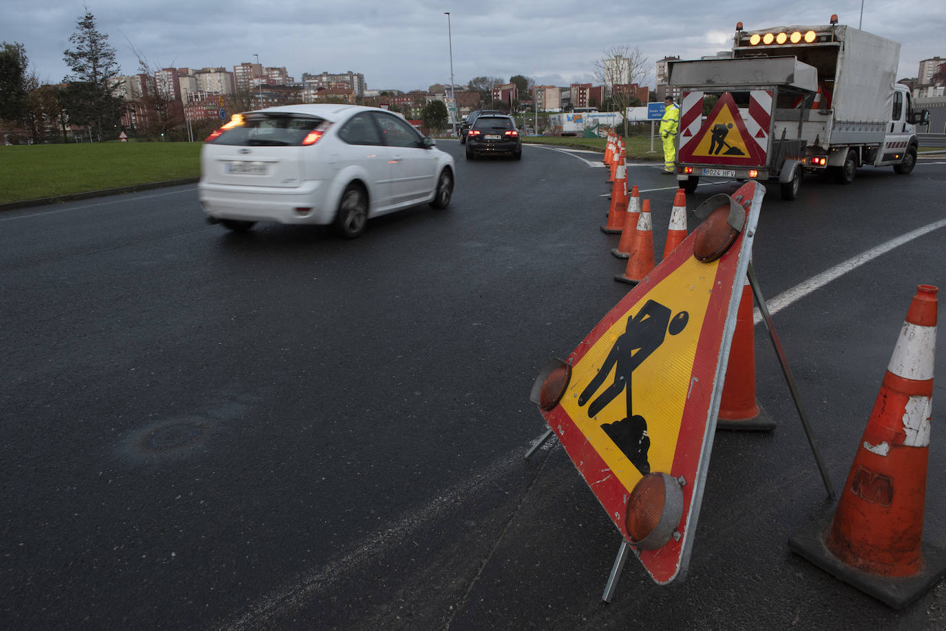 El túnel de la autovía S-20 a la altura de La Albericia se ha cortado totalmente al tráfico a primera hora de la mañana por una inundación debido a las fuertes lluvias de esta noche en Santander.