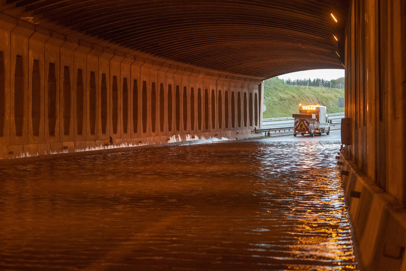 El túnel de la autovía S-20 a la altura de La Albericia se ha cortado totalmente al tráfico a primera hora de la mañana por una inundación debido a las fuertes lluvias de esta noche en Santander.