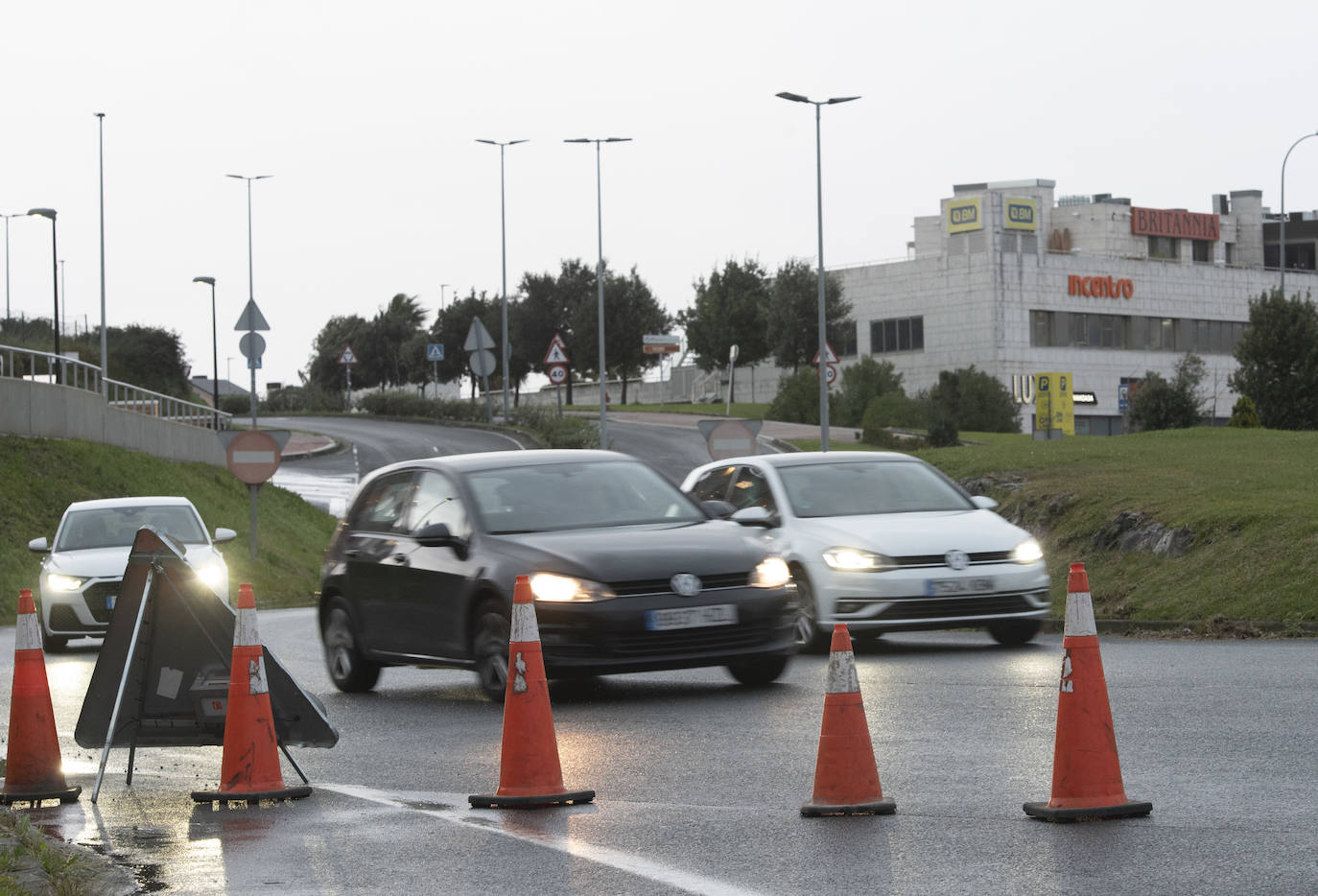 El túnel de la autovía S-20 a la altura de La Albericia se ha cortado totalmente al tráfico a primera hora de la mañana por una inundación debido a las fuertes lluvias de esta noche en Santander.