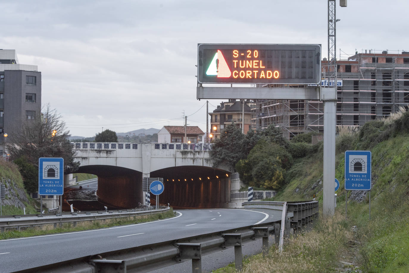 El túnel de la autovía S-20 a la altura de La Albericia se ha cortado totalmente al tráfico a primera hora de la mañana por una inundación debido a las fuertes lluvias de esta noche en Santander.