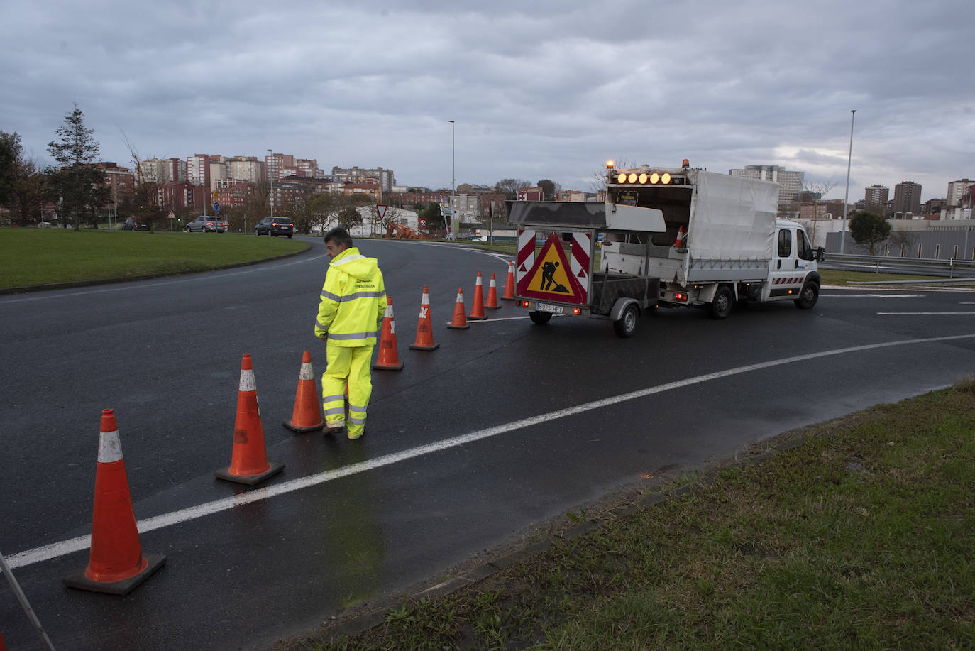 El túnel de la autovía S-20 a la altura de La Albericia se ha cortado totalmente al tráfico a primera hora de la mañana por una inundación debido a las fuertes lluvias de esta noche en Santander.