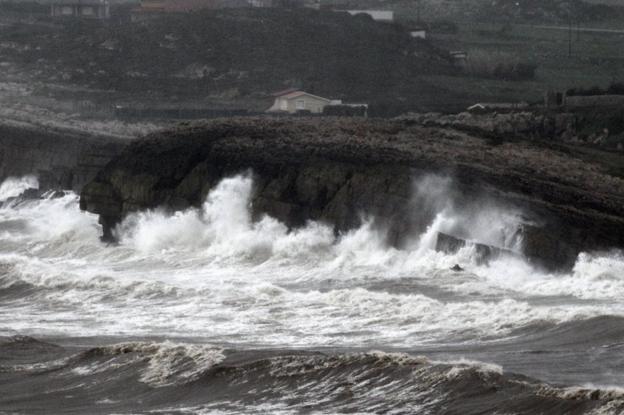 El temporal castiga la costa con olas de trece metros y rachas de viento de más de 100 km/h