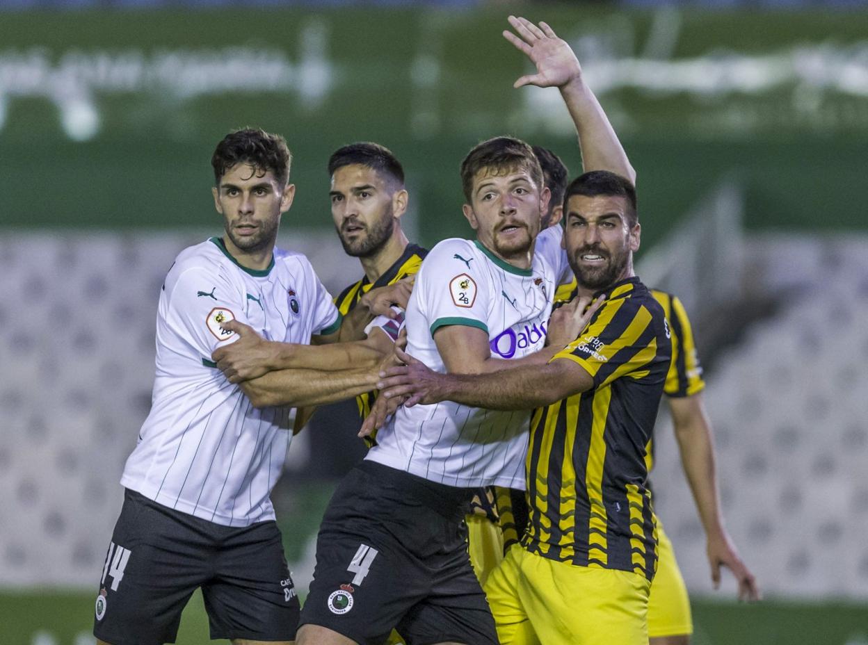 Los defensas verdiblancos Óscar Gil y Bernardo Matic bregan con dos jugadores del Barakaldo en los Campos de Sport.