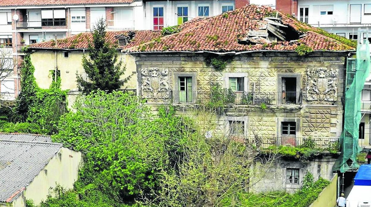 Imagen de archivo de la cubierta del Palacio de Chiloeches que sufrió un derrumbe parcial en mayo de 2016. 