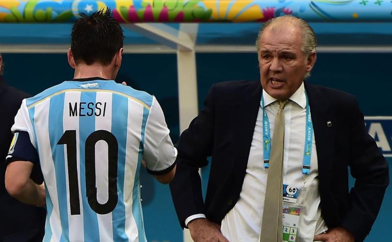 Alejandro Sabella observa a Leo Messi en un partido del Mundial de Brasil. 