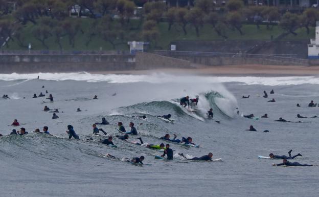 Un enjambre de surfistas en El Sardinero