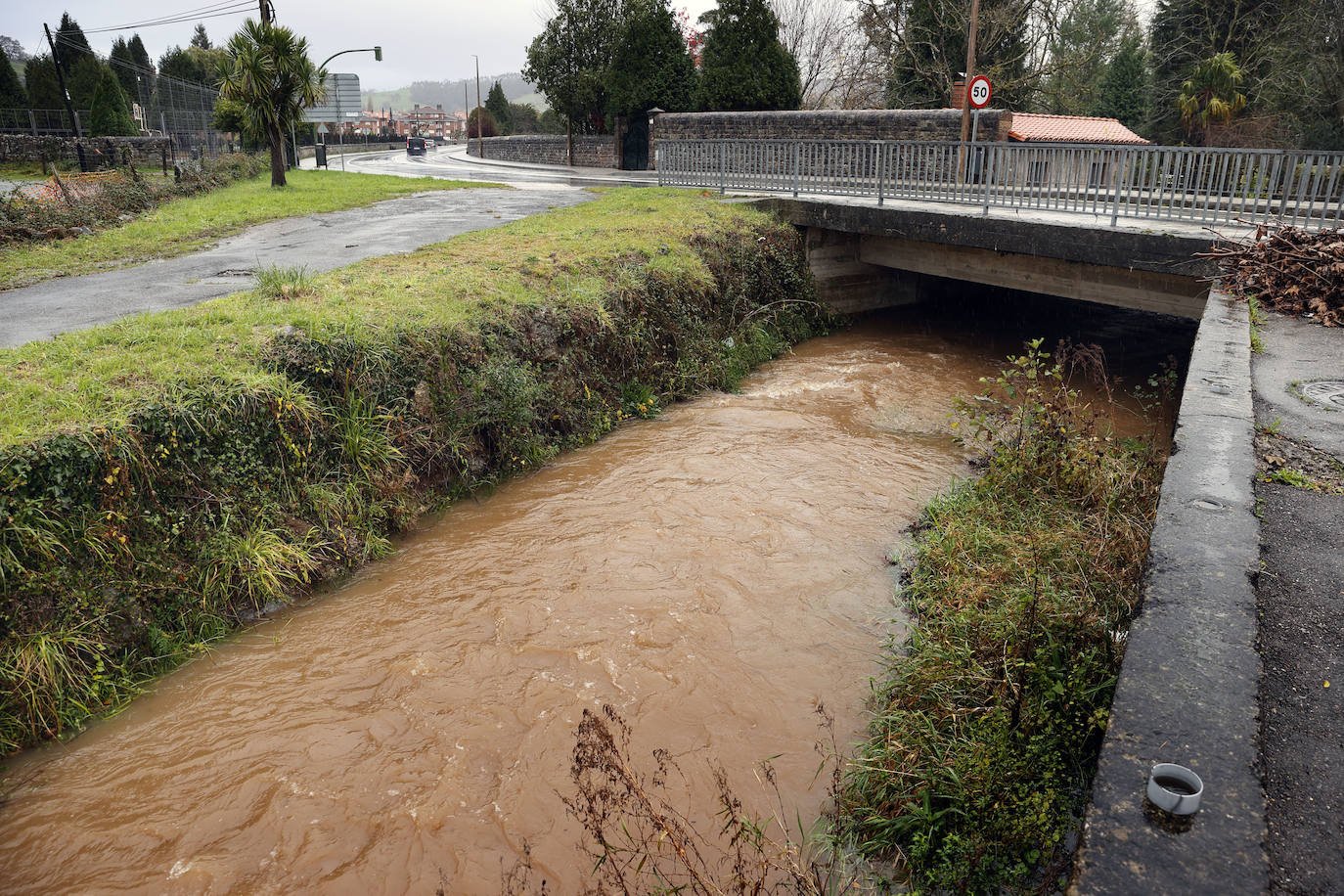 El arroyo de San Ciprián, a su paso por Carrejo (Cabezón de la Sal).