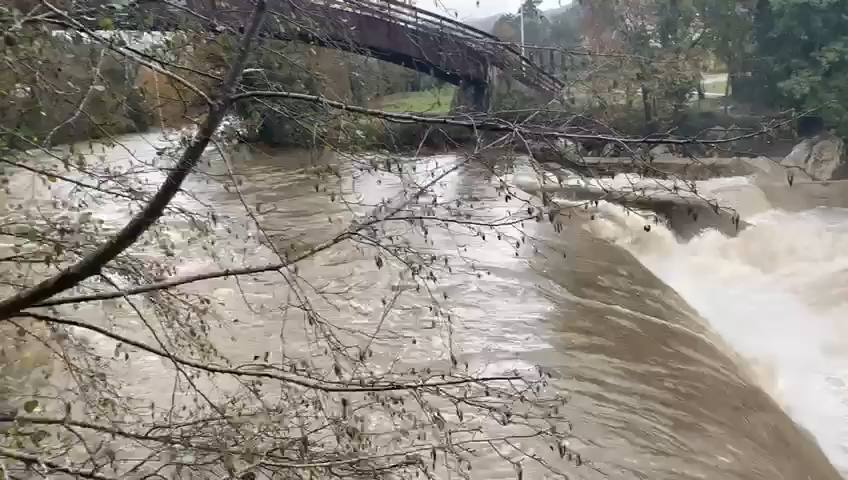 El río Pas a su paso por Puente Viesgo.