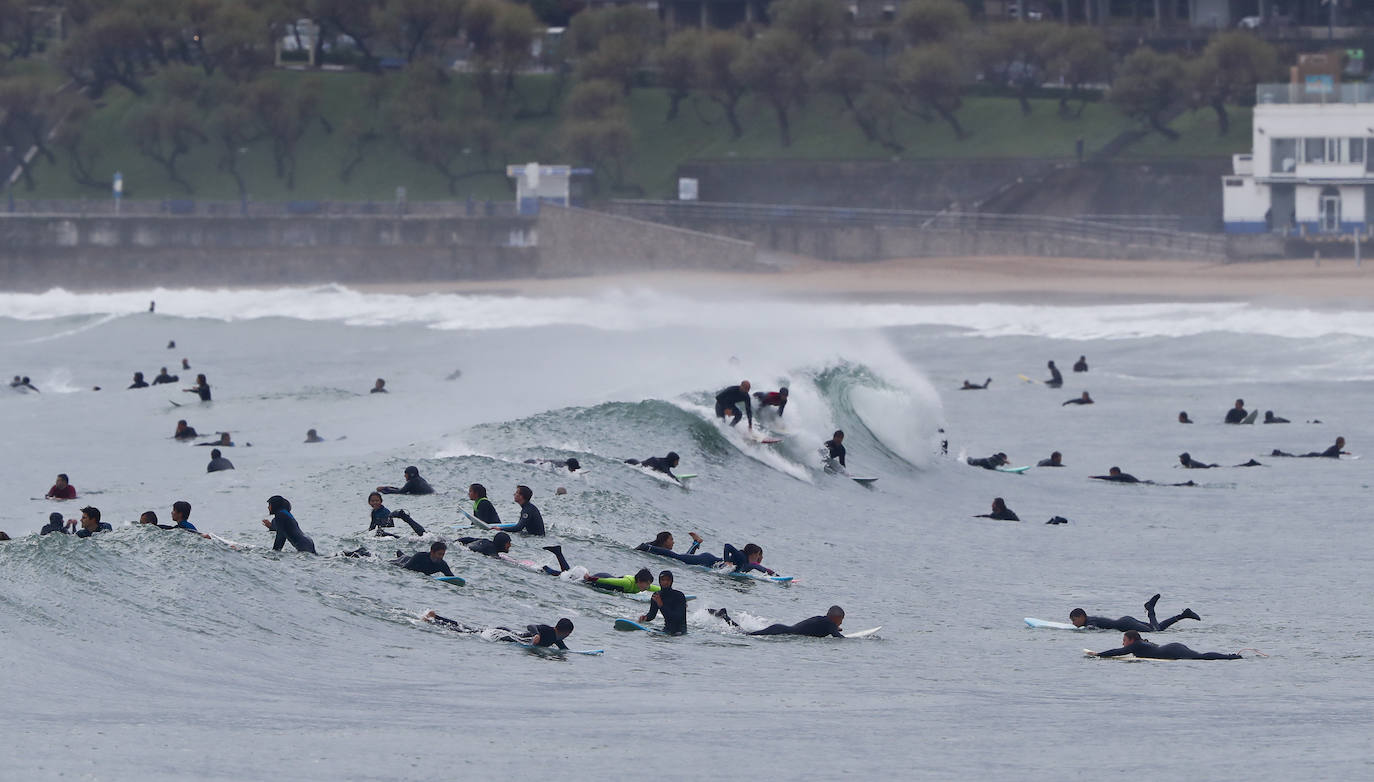 El Sardinero, lleno de surfers este martes.