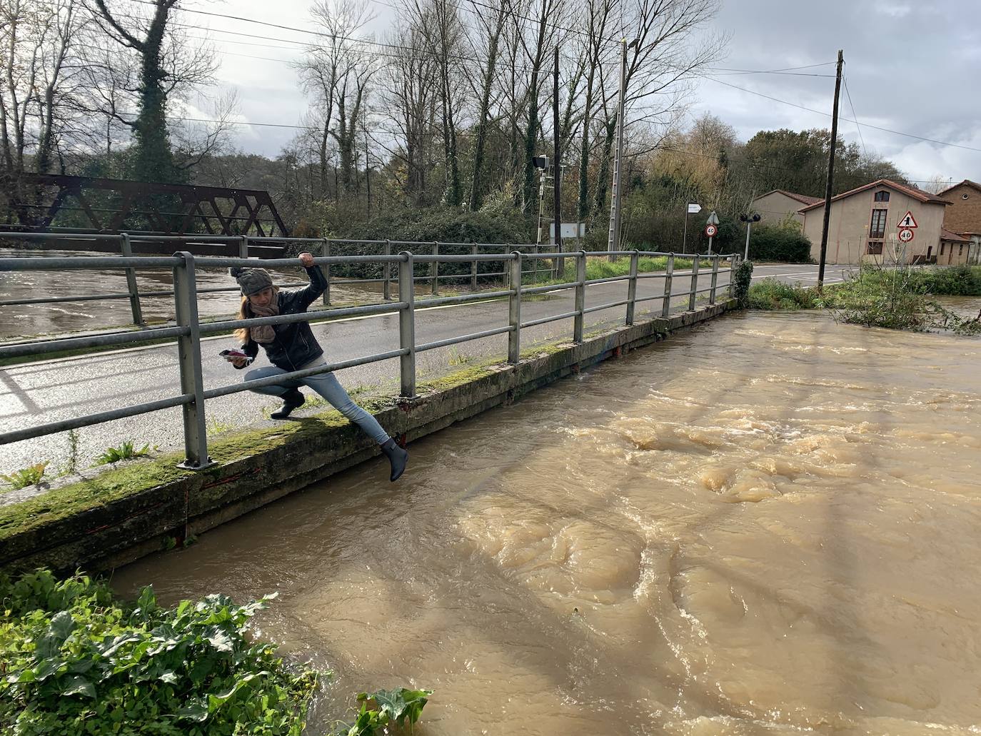 Una mujer calcula la crecida del río Agüero en Villaverde de Pontones.