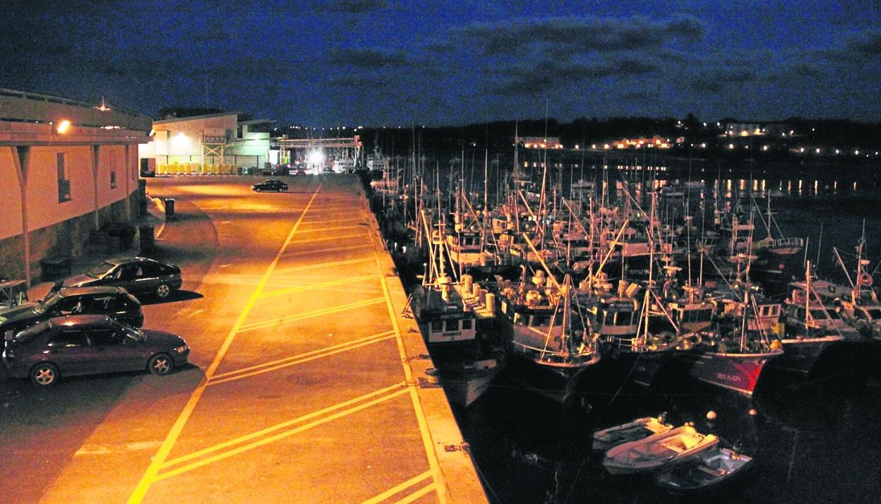 Los marineros consideran que el actual alumbrado del puerto es muy deficiente, especialmente en el cantil del muelle. 