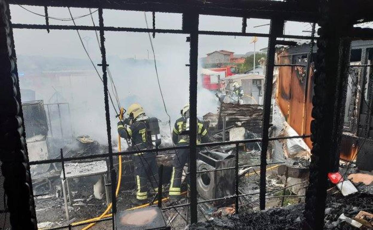 Dispositivo de extinción del incendio en el camping.