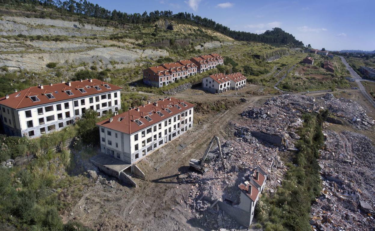 Así estaba el Alto del Cuco en 2016, cuando se llevaba a medias la demolición de la urbanización.