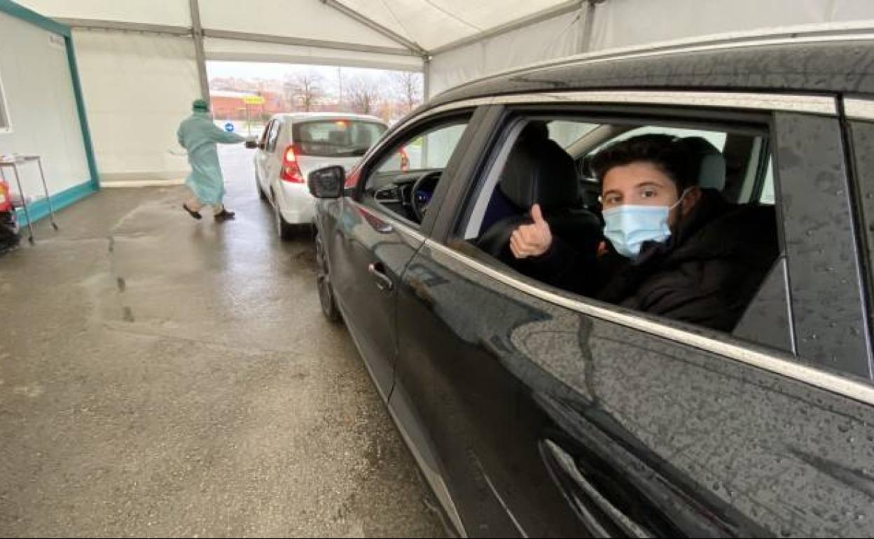 Marco Camus, antes de someterse ayer a la prueba PCR en el coroauto del Palacio de Deportes.