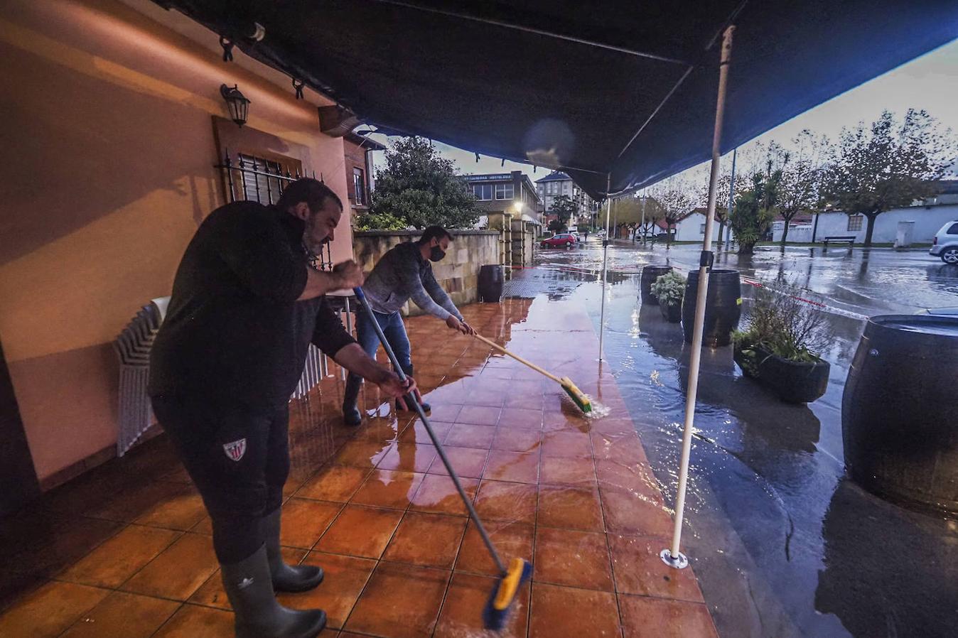 Los vecinos del barrio de Nueva Montaña se han despertado esta mañana con las calles completamente inundadas. El agua ha entrado en bajos y garajes y ha dejado atrapados a decenas de coches aparcados.