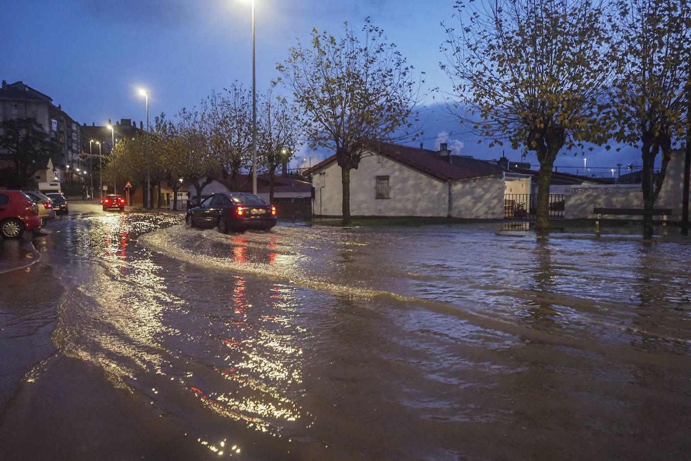 Los vecinos del barrio de Nueva Montaña se han despertado esta mañana con las calles completamente inundadas. El agua ha entrado en bajos y garajes y ha dejado atrapados a decenas de coches aparcados.