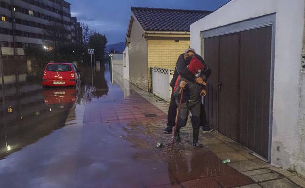 Una gran balsa anega bajos y garajes y atrapa coches en el barrio de Nueva Montaña