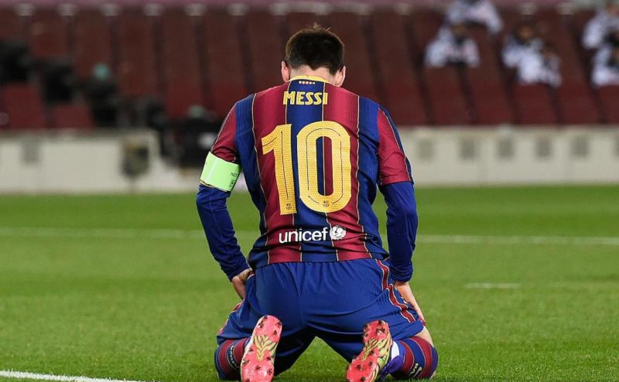 Leo Messi, de rodilla, durante el partido del Barça ante la Juve. 