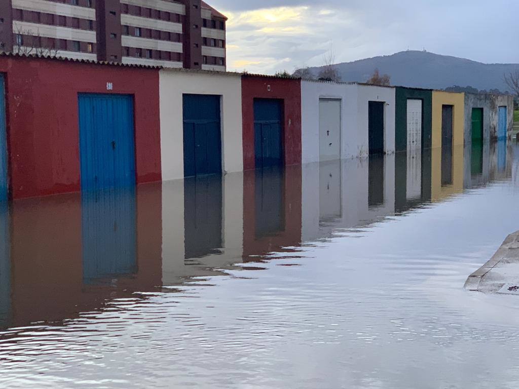 Los vecinos del barrio de Nueva Montaña se han despertado esta mañana con las calles completamente inundadas. El agua ha entrado en bajos y garajes y ha dejado atrapados a decenas de coches aparcados.