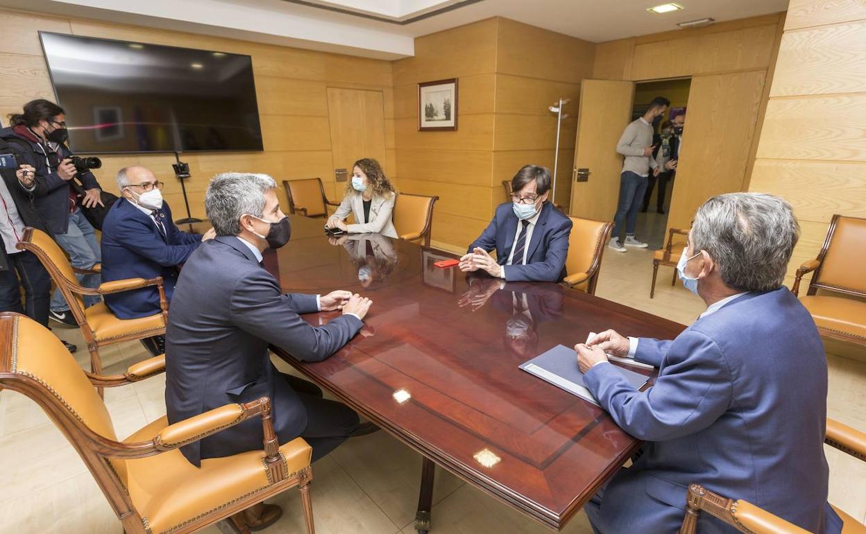 Zuloaga, Rodríguez y Quiñones con el ministro Illa, en la reunión previa al almuerzo