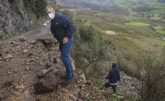 Un argayo de gran tamaño impide circular por la carretera que une Arredondo y Soba.